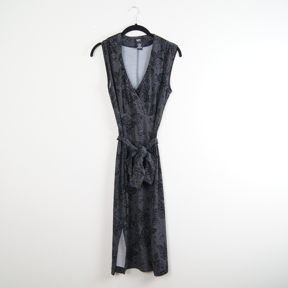 Mossimo Supply Co. Dresses & Skirts - Mossimo | V-Neck Tied Dress